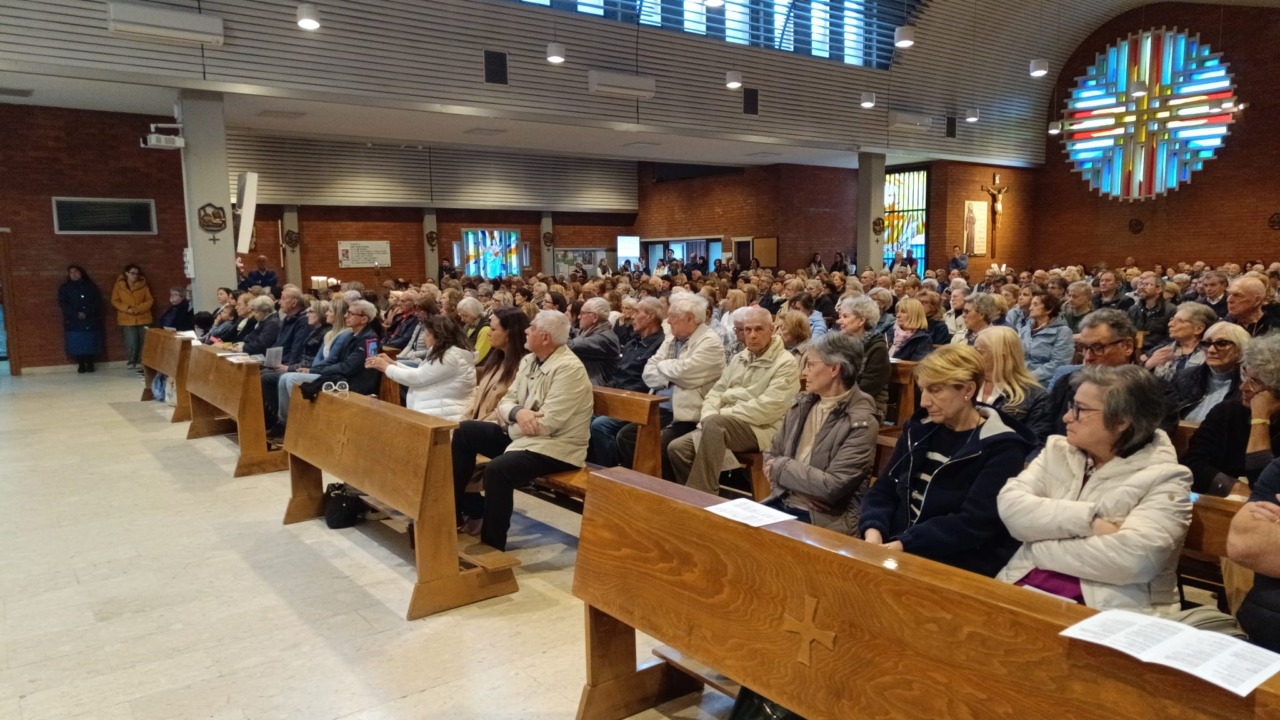 Riflessioni e preghiere per don Massimo Donghi nella chiesa di Cassina de’ Pecchi