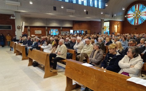 Riflessioni e preghiere per don Massimo Donghi nella chiesa di Cassina de’ Pecchi