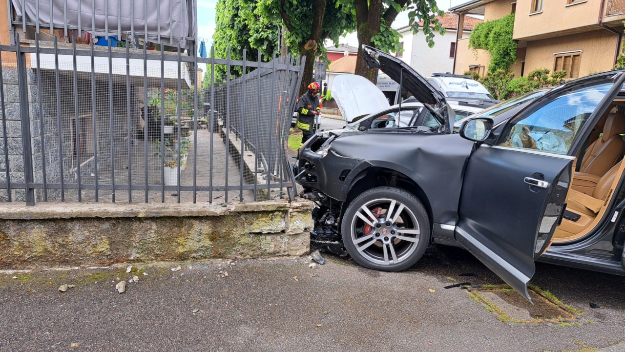 Scontro all’incrocio: un’auto sfonda la cancellata di una casa