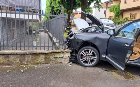 Scontro all’incrocio: un’auto sfonda la cancellata di una casa
