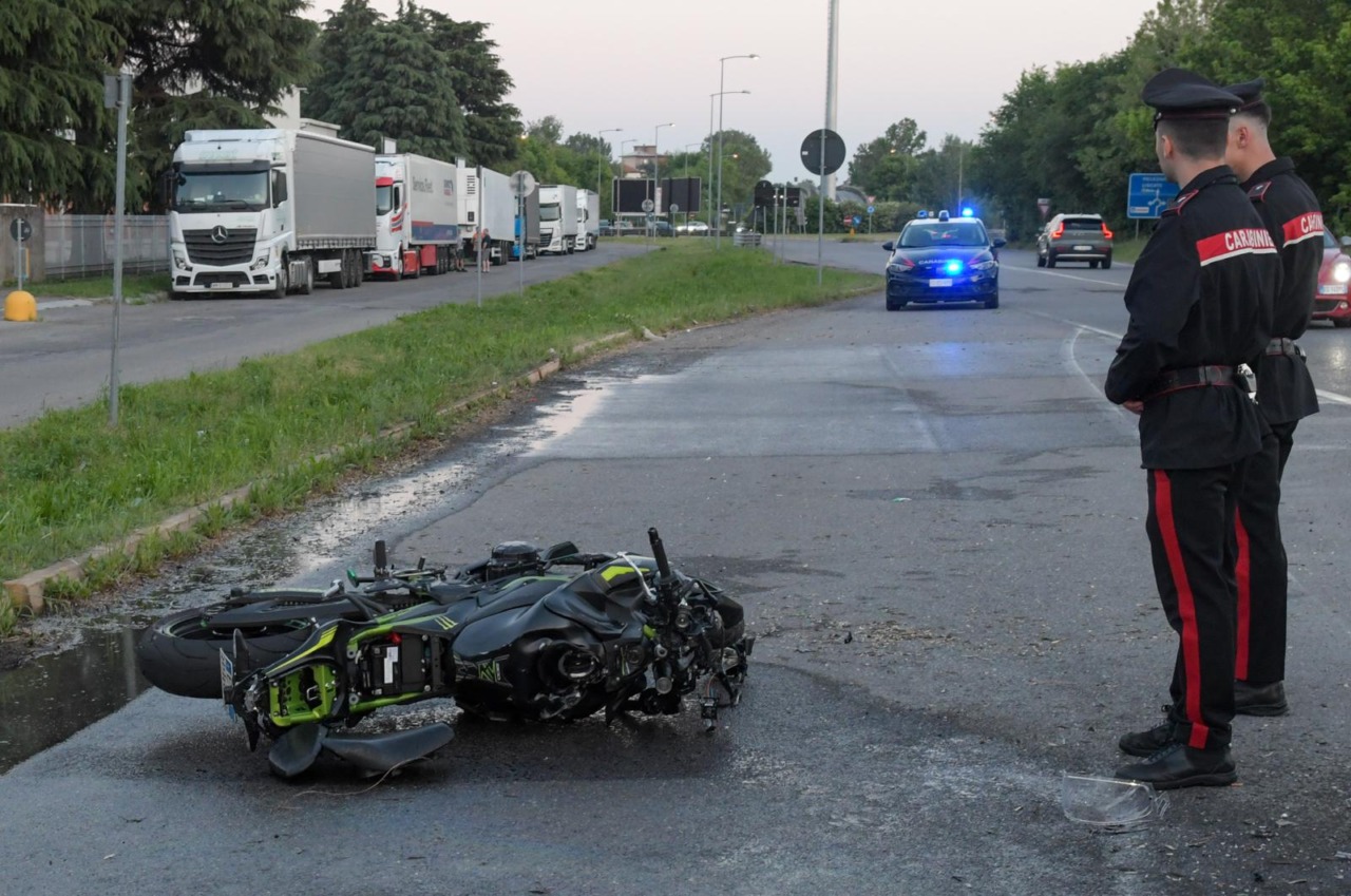 Scontro mortale al distributore sulla Sp13: motociclista in codice rosso