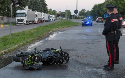 Scontro mortale al distributore sulla Sp13: motociclista in codice rosso