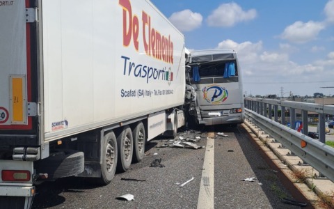 Scontro tra pullman e mezzo pesante sulla Cassanese