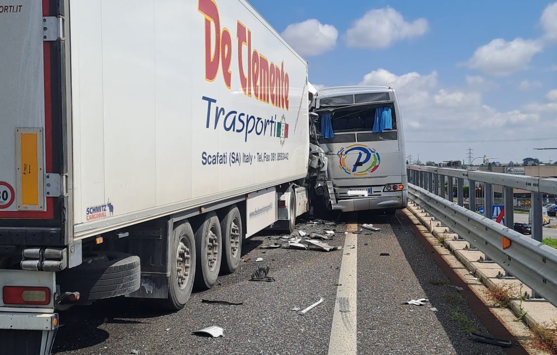 Scontro tra pullman e mezzo pesante sulla Cassanese