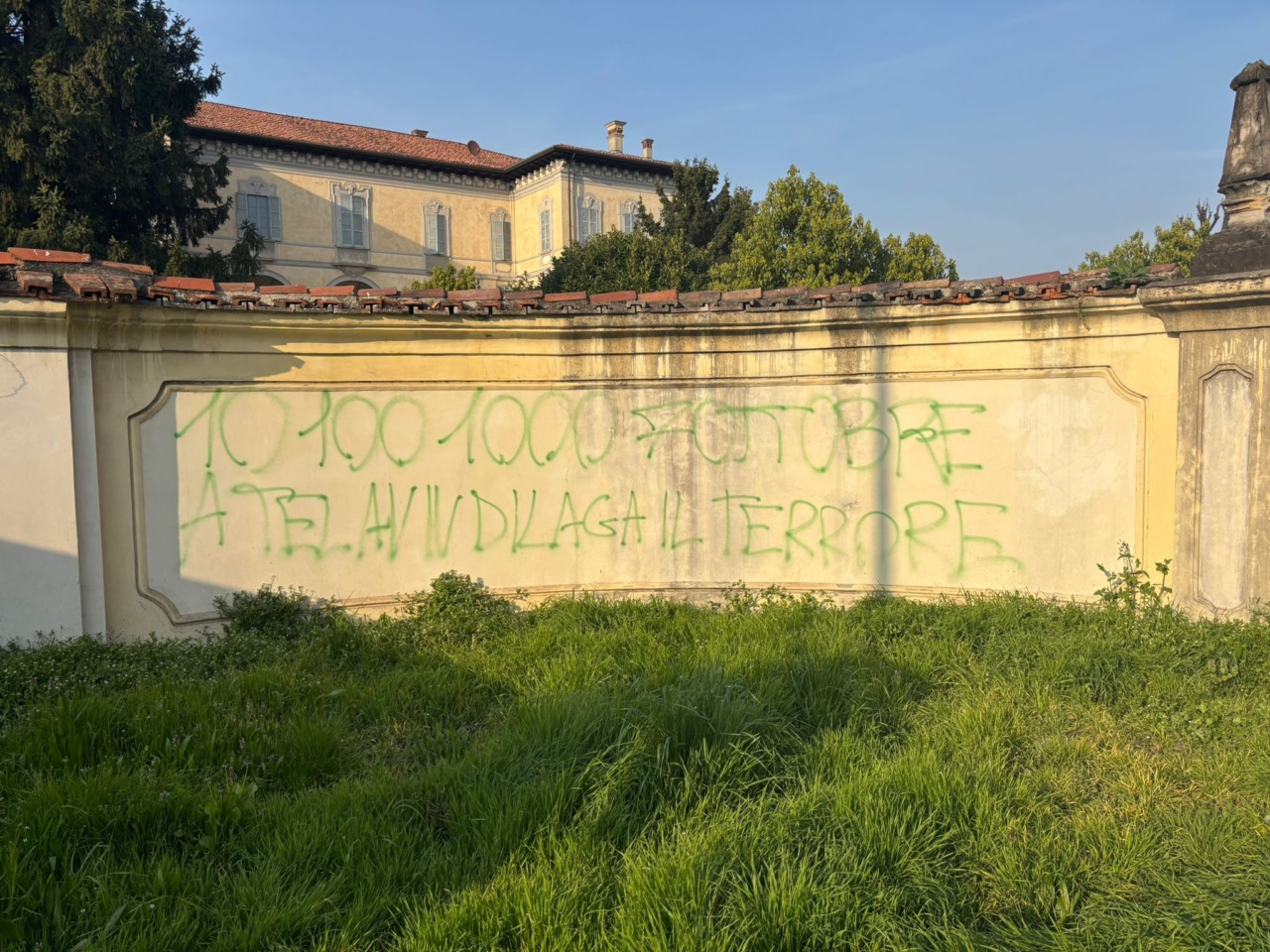 Scritte antisemite su Villa Sormani: “Devono essere rimosse subito”