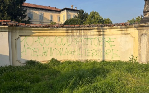 Scritte antisemite su Villa Sormani: “Devono essere rimosse subito”