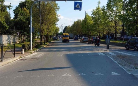 Segrate, pirata della strada investe donna e scappa senza prestare aiuto