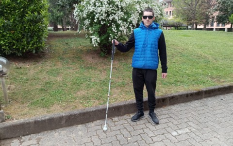 Un bastone per ciechi che “vede” grazie all’Intelligenza Artificiale