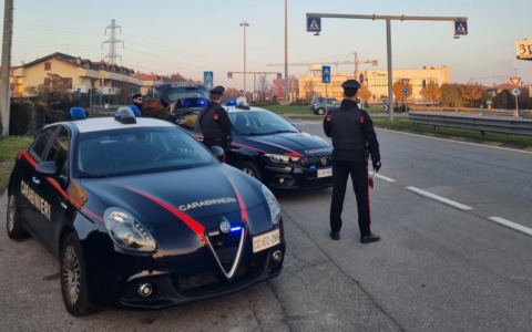 Un giovane entra in un bar armato e ferisce il nuovo fidanzato della sua ex