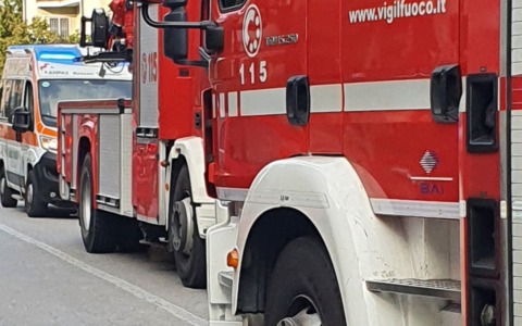 Un operaio ferito a Cambiago: chiodo bloccato nella mano, intervento dei pompieri