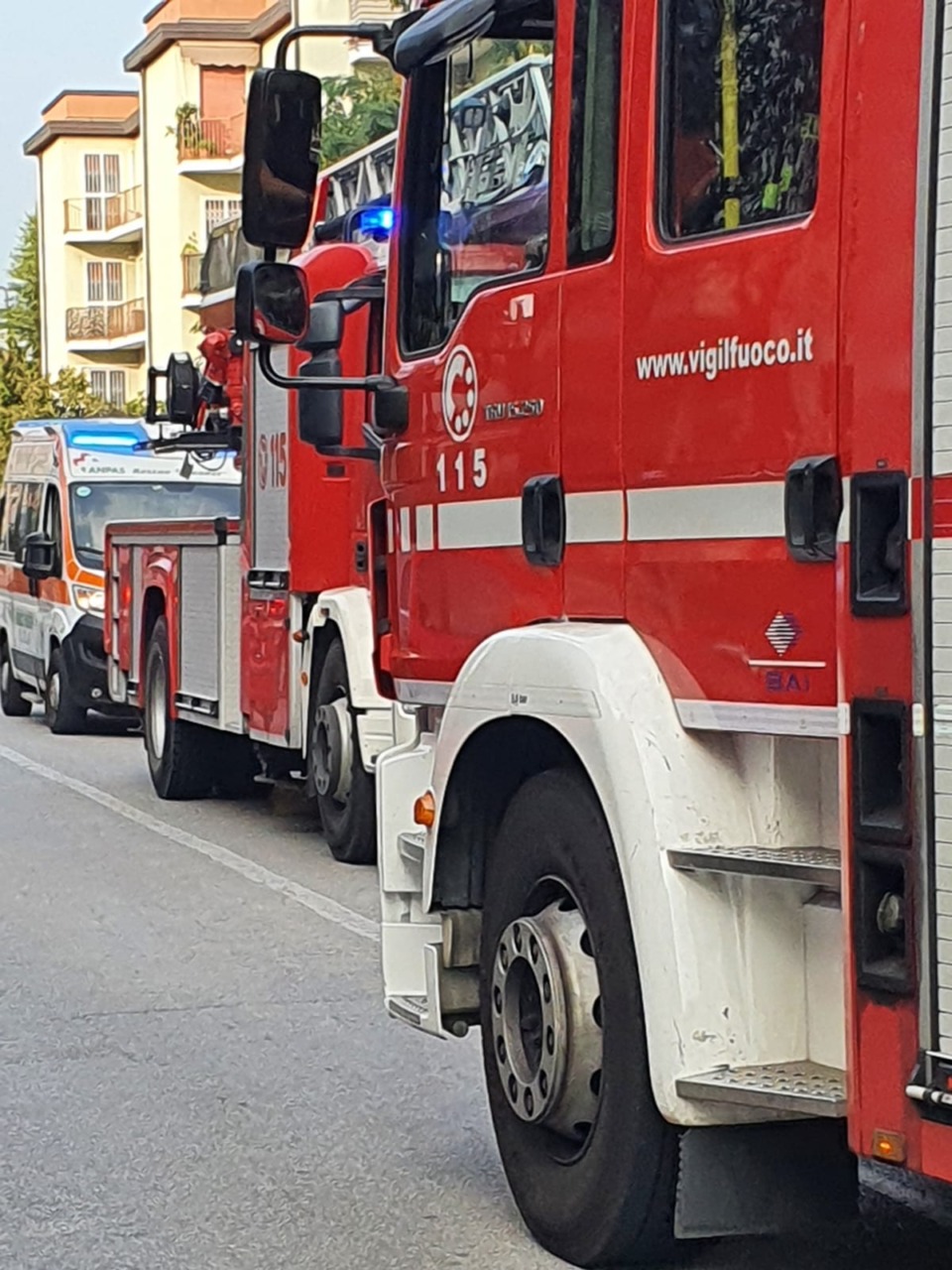 Un operaio ferito a Cambiago: chiodo bloccato nella mano, intervento dei pompieri