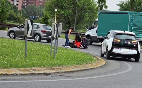 Un trentenne in monopattino investito da un’auto in una rotatoria