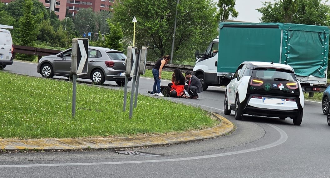 Un trentenne in monopattino investito da un’auto in una rotatoria