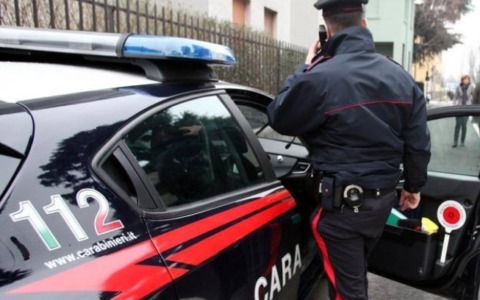 Un uomo accoltellato mentre difende una ragazza da un gruppo di “maranza”