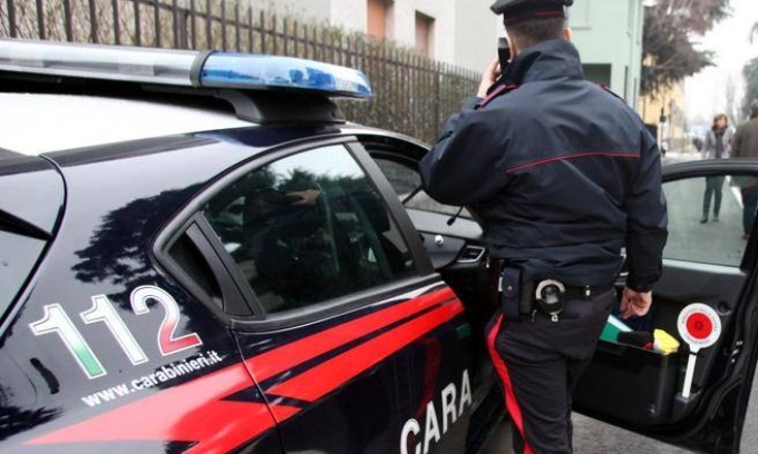 Un uomo accoltellato mentre difende una ragazza da un gruppo di “maranza”