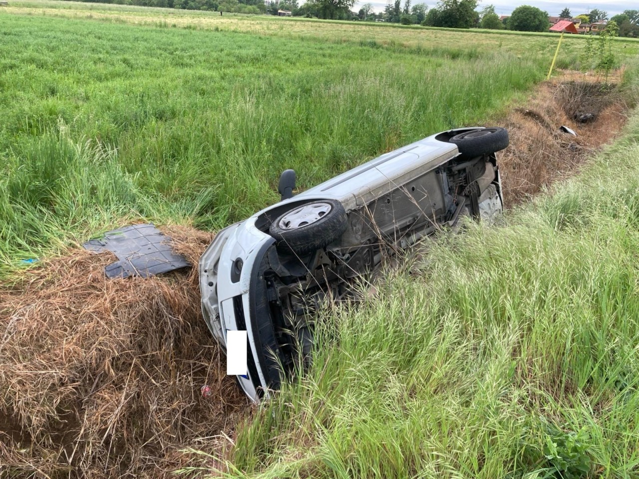 Una 43enne ferita dopo un’auto ribaltata a Bussero