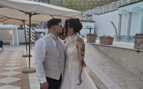 Una serenata sotto le stelle: la vigilia del matrimonio diventa un ricordo speciale