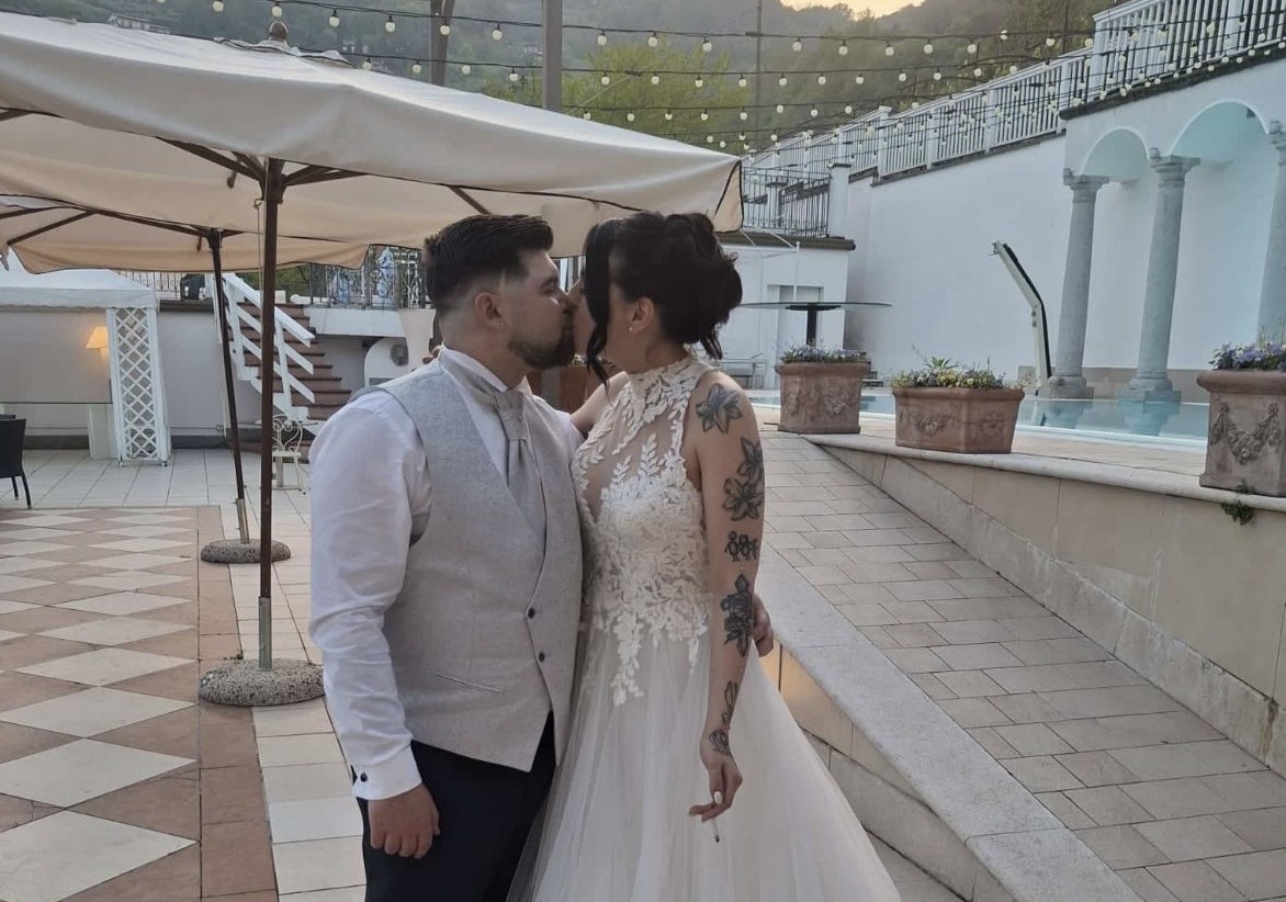 Una serenata sotto le stelle: la vigilia del matrimonio diventa un ricordo speciale