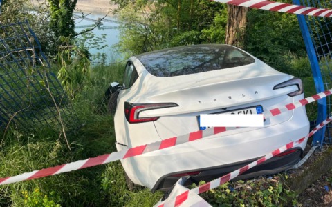 Una Tesla nuova distrugge la recinzione e si ferma sopra un laghetto