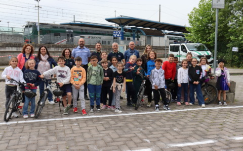 Alunni della scuola Ungaretti ricevono la patente dopo un percorso di educazione stradale