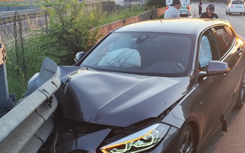 Auto sbanda a Segrate e colpisce il guardrail: conducente sottoposto a test alcolico