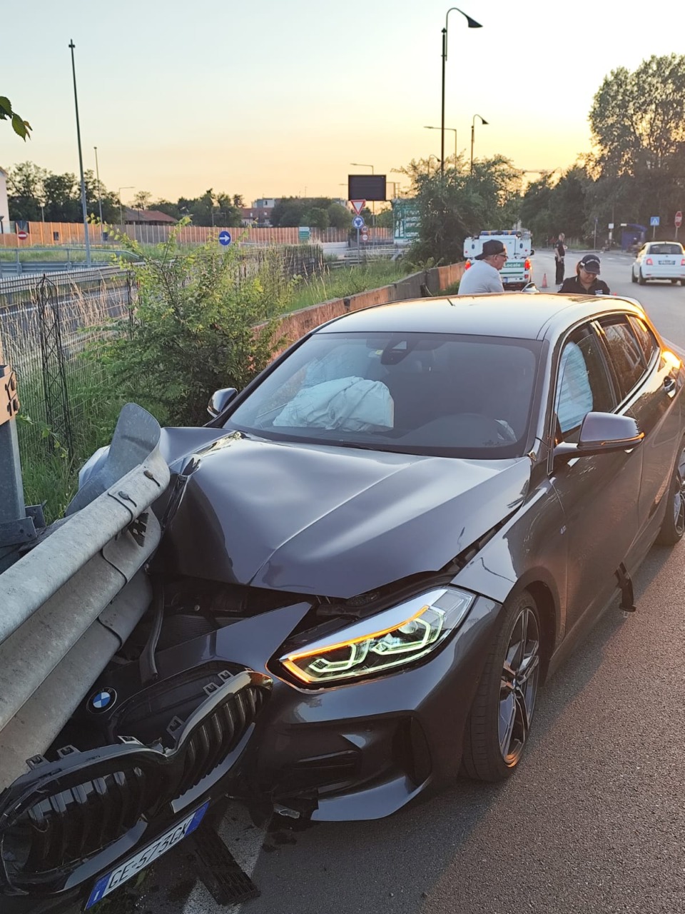 Auto sbanda a Segrate e colpisce il guardrail: conducente sottoposto a test alcolico