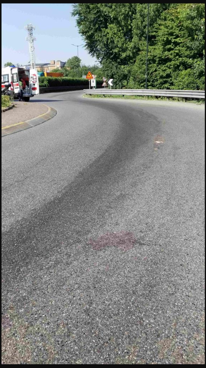 Cade dallo scooter a causa di olio sulla Cassanese