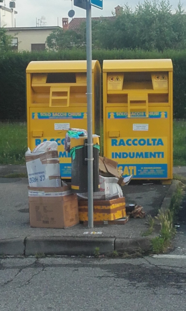 Cernusco sul Naviglio: nuova gestione per i cassoni gialli degli indumenti usati
