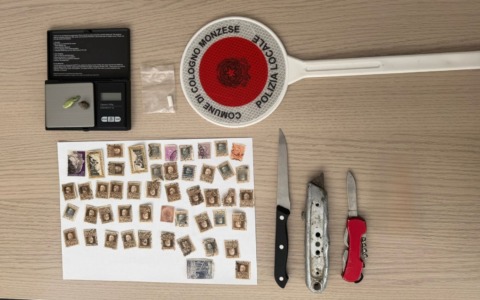 Denunciato un uomo con 50 francobolli imbevuti di Lsd a Cologno Monzese
