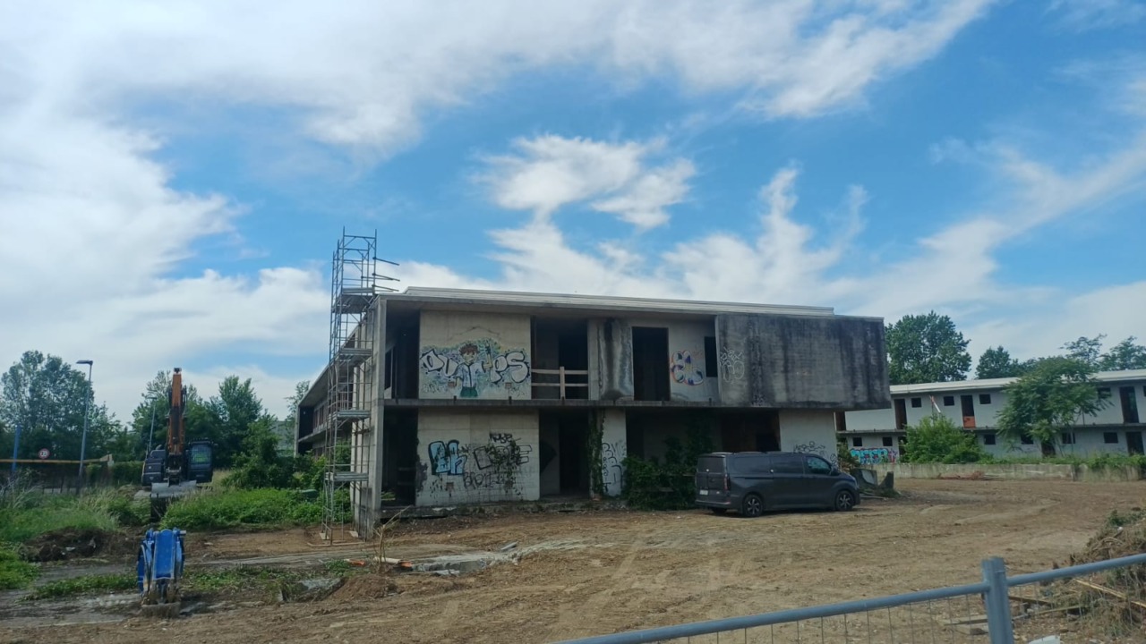 Dopo due decenni, il motel incompiuto di Pioltello sarà abbattuto