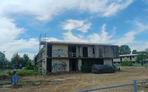 Dopo due decenni, il motel incompiuto di Pioltello sarà abbattuto