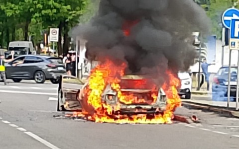 Fiamme distruggono un’auto a Cologno Monzese