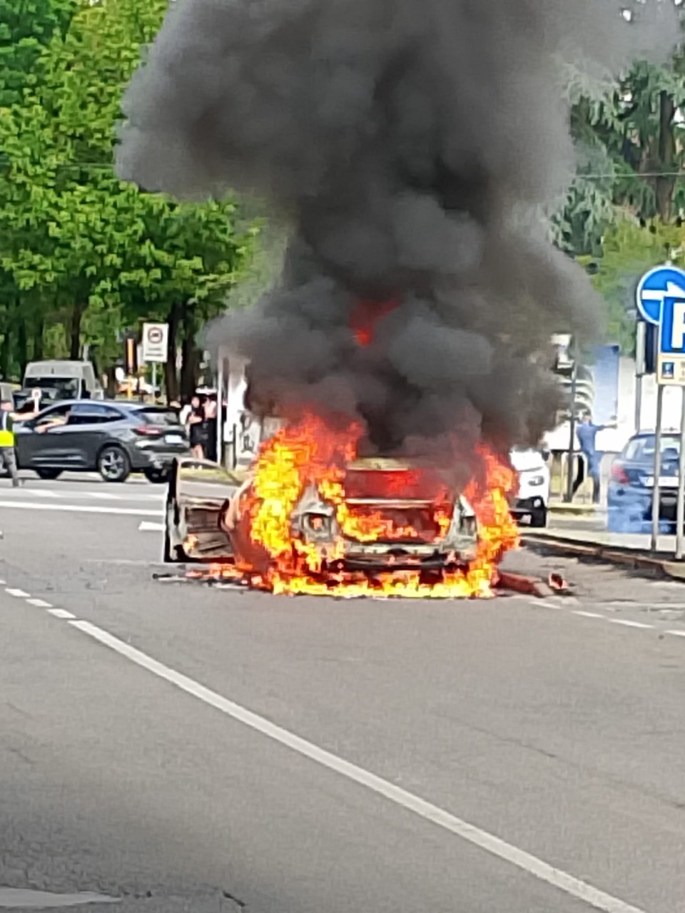 Fiamme distruggono un’auto a Cologno Monzese