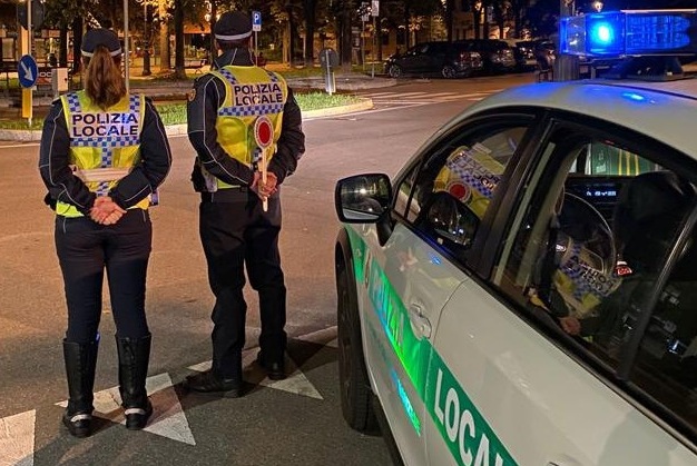 Furgone zigzagante fermato: conducente sorpreso a fumare uno spinello