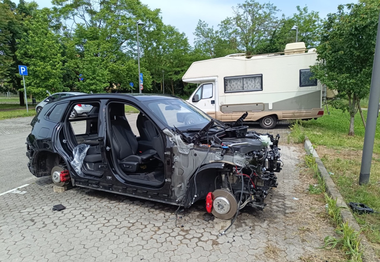 Furto devastante a Cernusco: Bmw smontata e ridotta a relitto