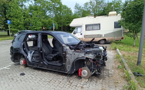 Furto devastante a Cernusco: Bmw smontata e ridotta a relitto