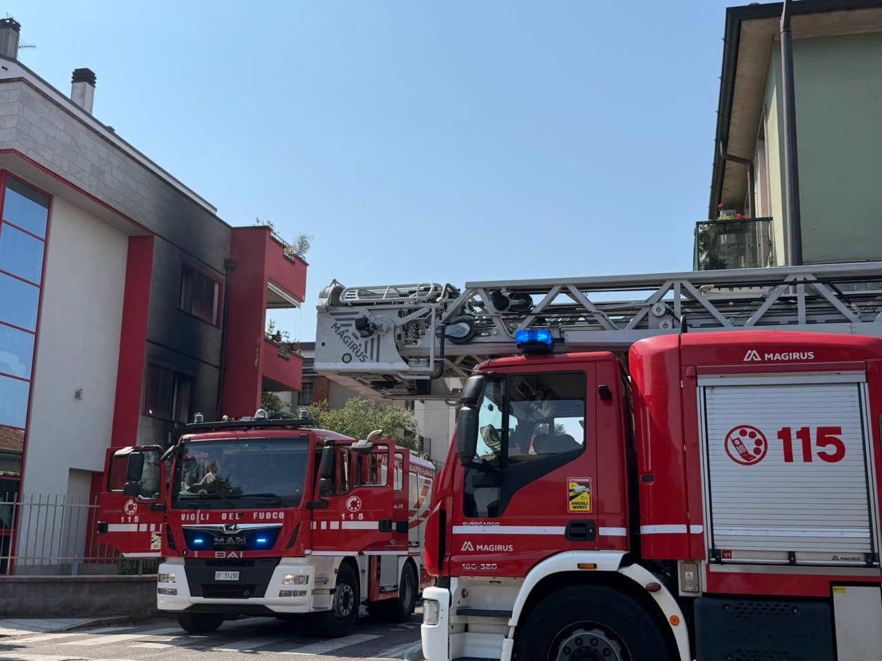 Incendio in una palazzina a Cernusco, quattro intossicati