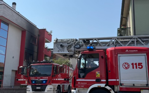 Incendio in una palazzina a Cernusco, quattro intossicati