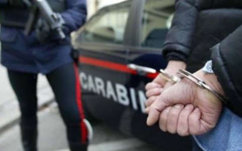 Inseguito e fermato un 40enne marocchino dopo un furto di abbigliamento