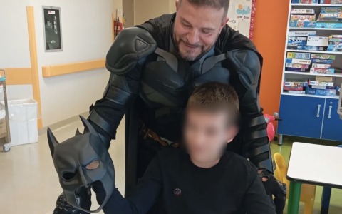 Ivan Rafeli, il Batman di Cernusco, porta gioia ai bambini del San Gerardo