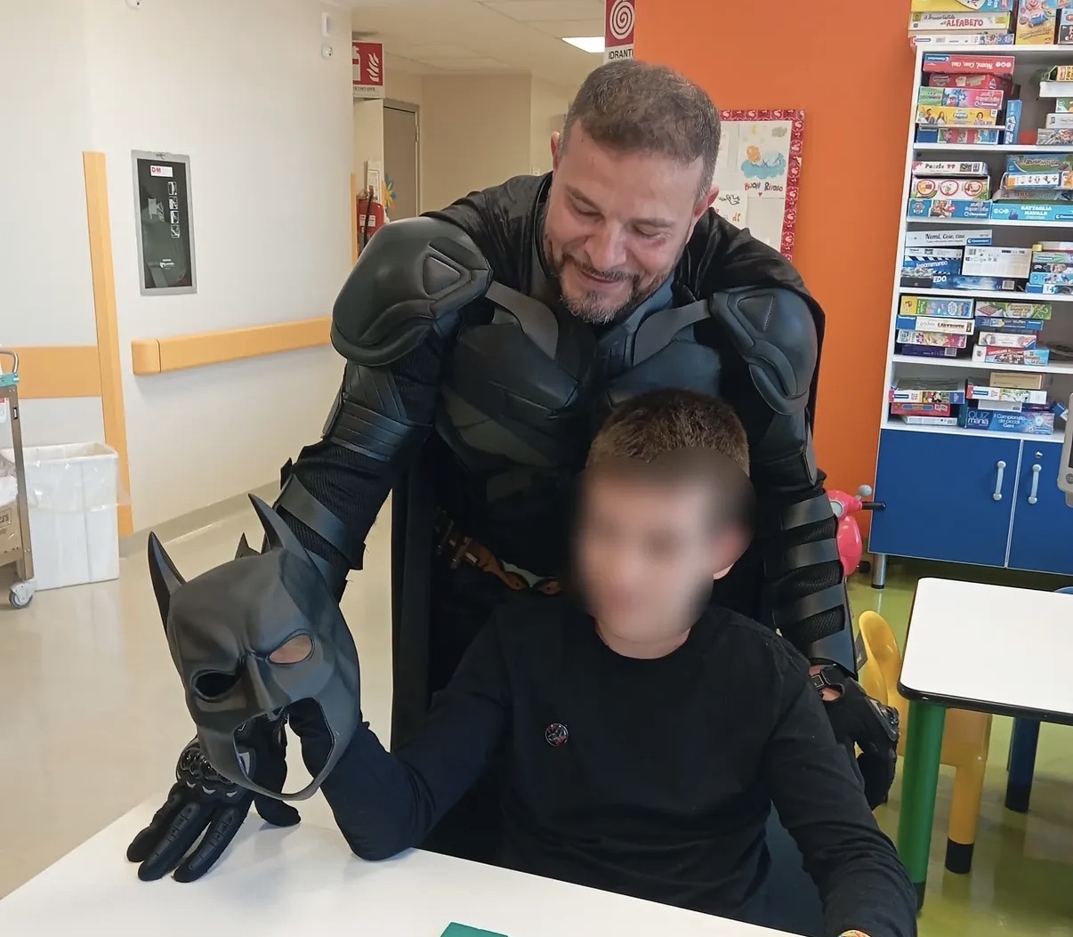 Ivan Rafeli, il Batman di Cernusco, porta gioia ai bambini del San Gerardo