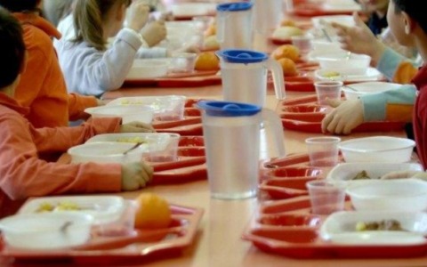 Oltre 200 famiglie inadempienti: esclusione dal servizio mensa per i figli