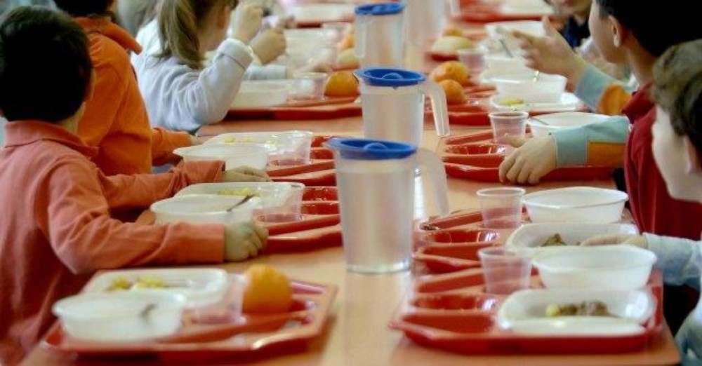Oltre 200 famiglie inadempienti: esclusione dal servizio mensa per i figli