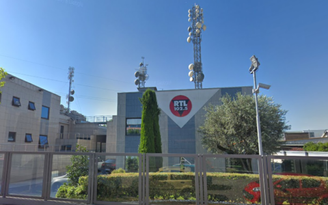 Rtl 102.5 prevale in tribunale: l’antennone è esente da costi