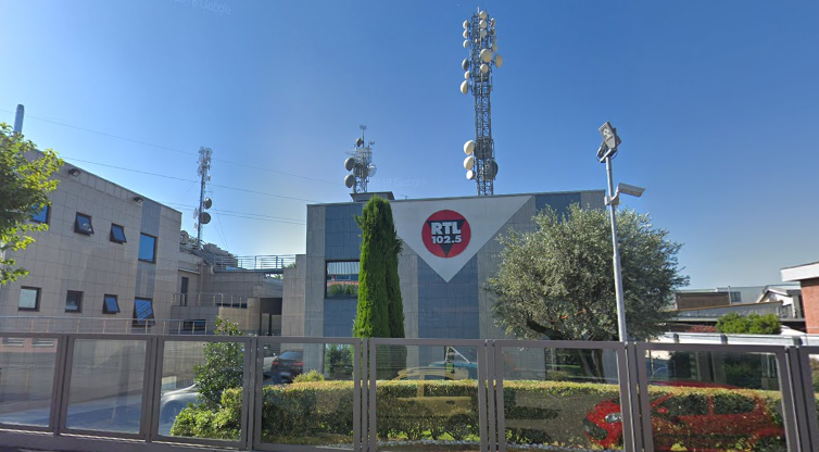 Rtl 102.5 prevale in tribunale: l’antennone è esente da costi