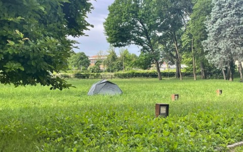 Un accampamento notturno nel parco di Villa Alari a Cernusco sul Naviglio