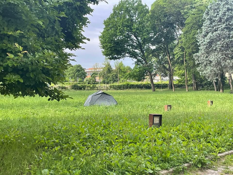 Un accampamento notturno nel parco di Villa Alari a Cernusco sul Naviglio