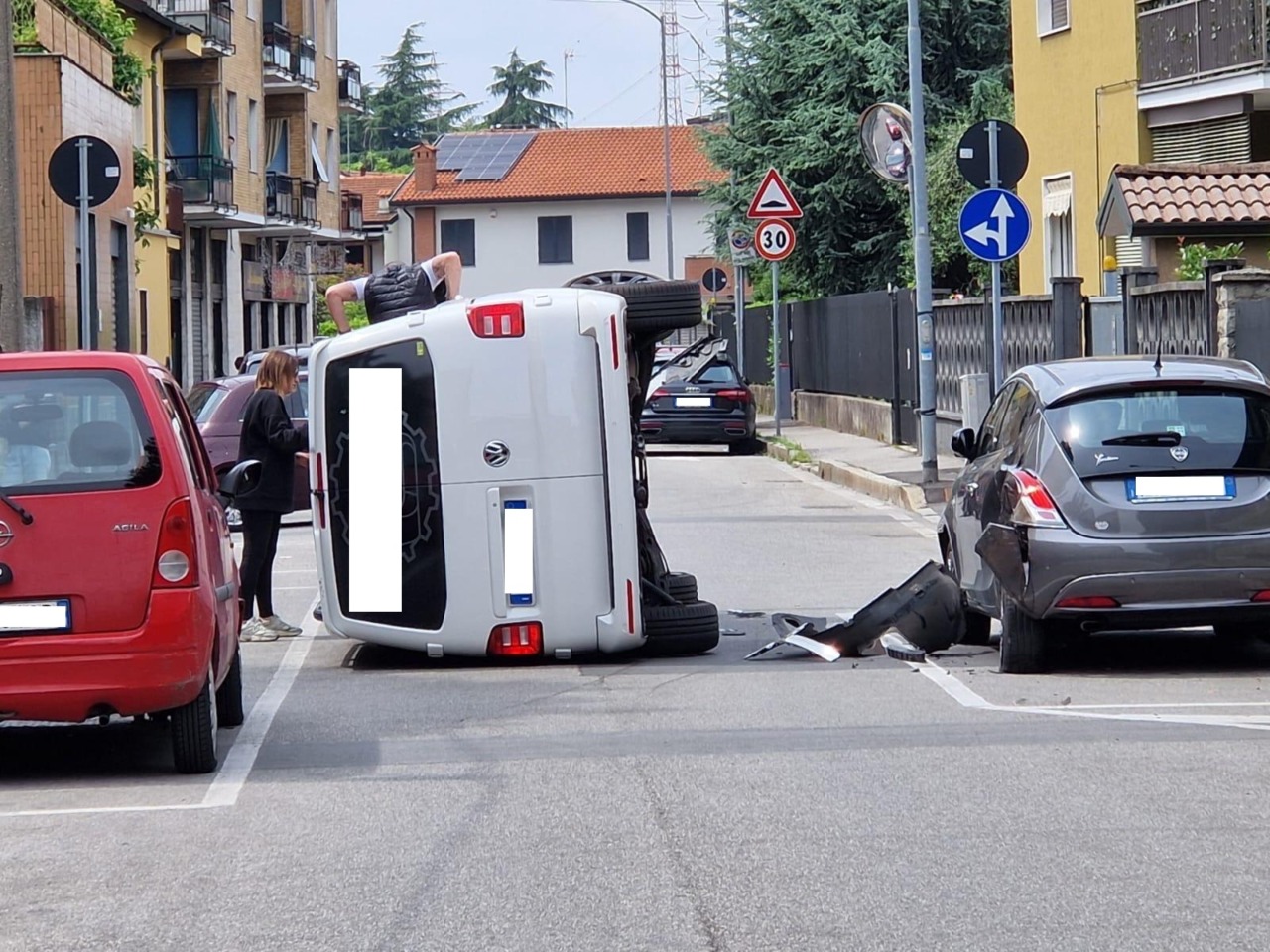 Un furgone si ribalta dopo aver colpito un’auto in sosta a Brugherio