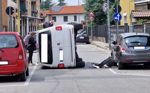 Un furgone si ribalta dopo aver colpito un’auto in sosta a Brugherio