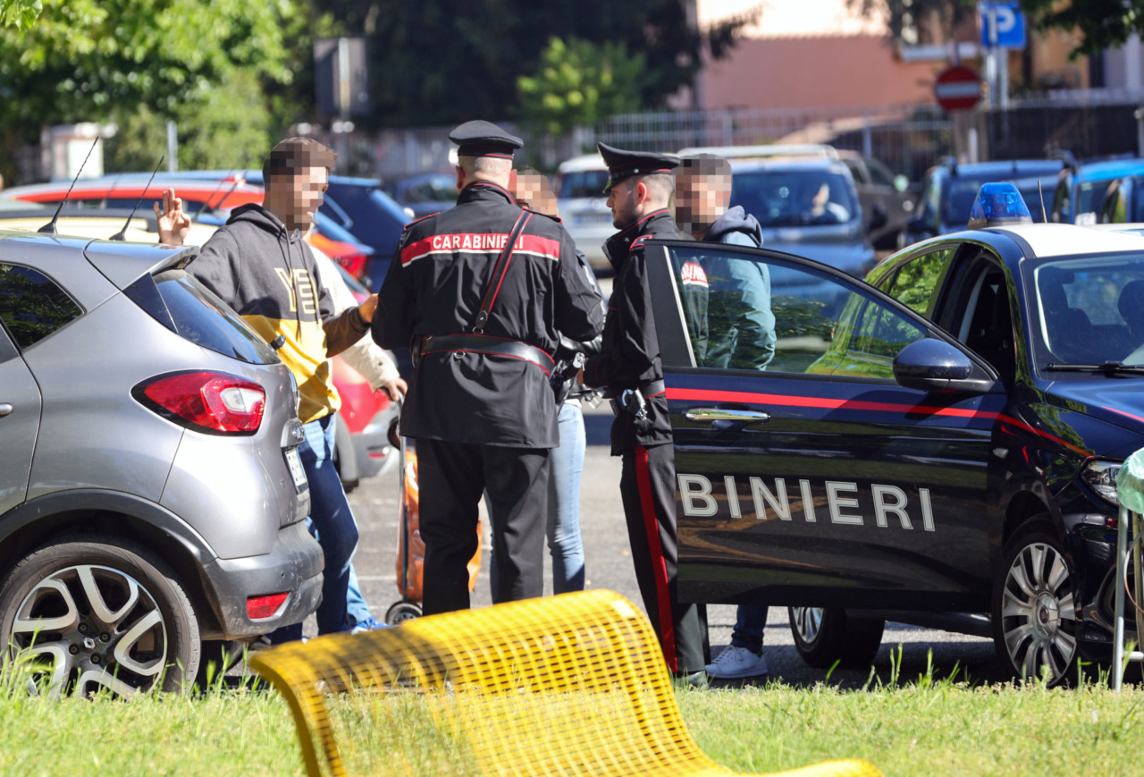 Abbraccia un’anziana e le ruba la collana d’oro